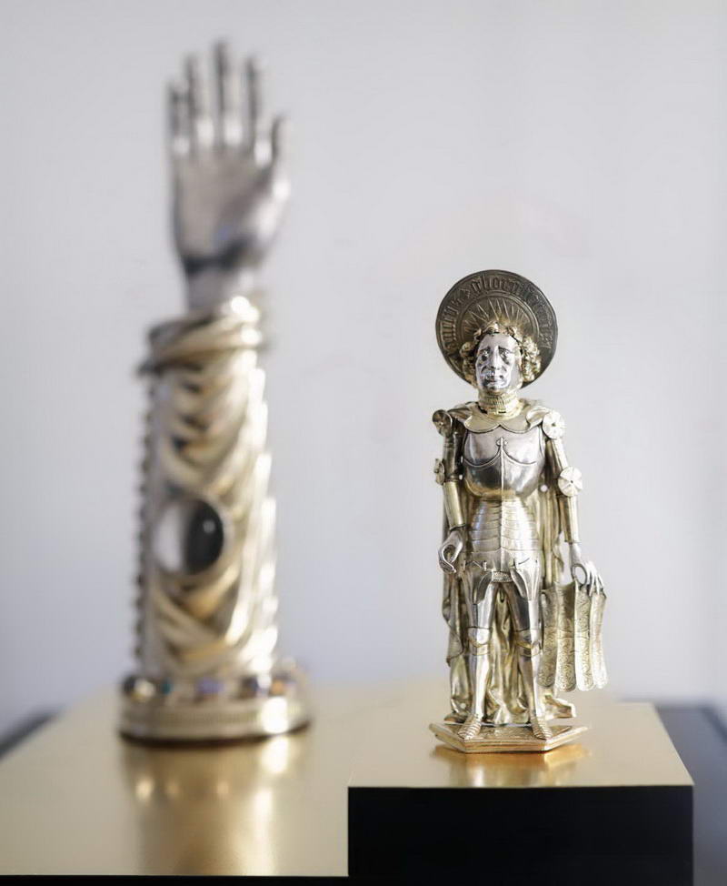 Eine Statuette und ein Reliquienarm des Heiligen Gorgonius ist im Domschatz Minden ausgestellt. Foto: DVM/Alex Lehn