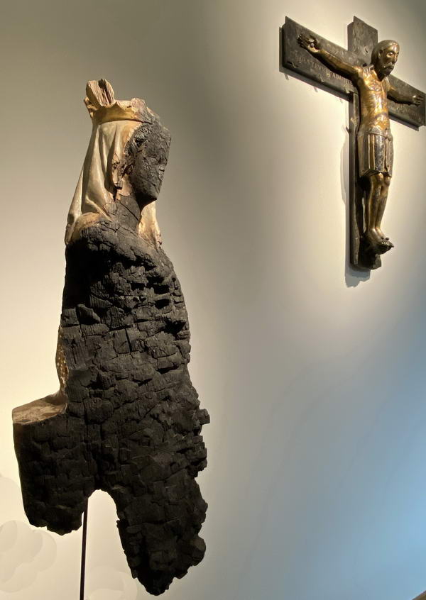 Beim Bombenangriff auf Minden am 28. März 1945 wurde die Marienfigur aus dem 13. Jahrhundert, die im Dom eingelagert war, stark beschädigt und wird für kurze Zeit im Domschatz präsentiert. Foto: DVM