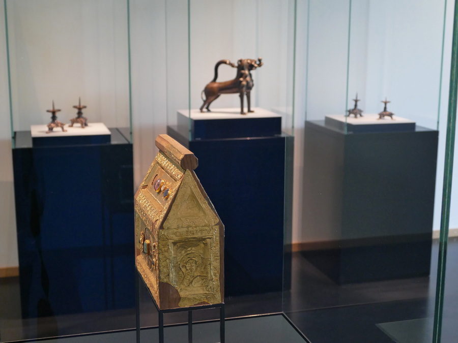Der Petrischrein aus dem 11. Jahrhundert und der Gießlöwe, den Heinrich der Löwe 1168 als Geschenk mit nach Minden brachte laden gleich zu Beginn ein, die Ausstellung im Domschatz Minden zu entdecken. Foto: DVM