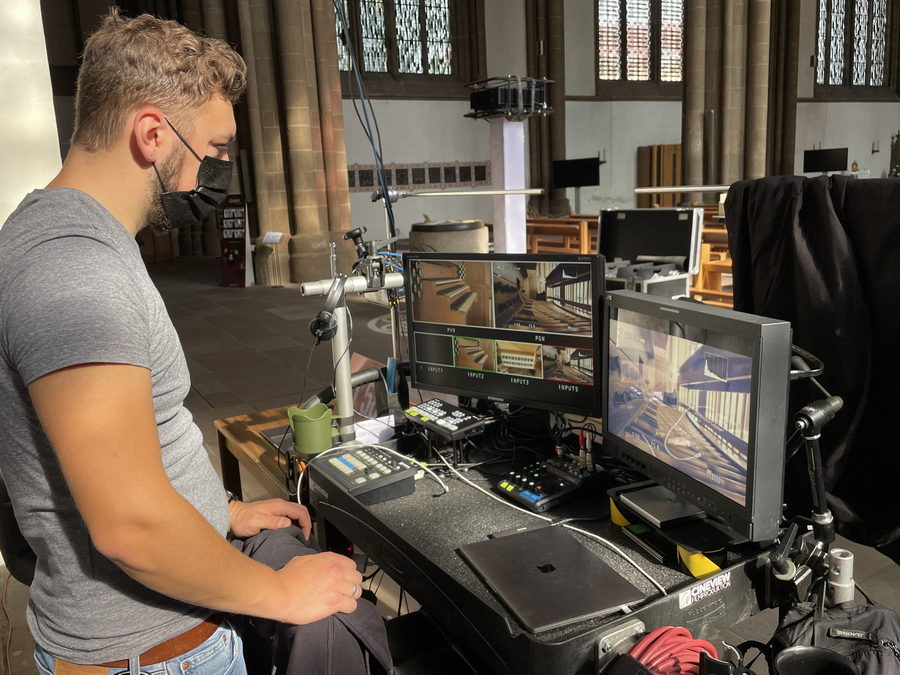Moritz Beck von der Mindener Filmproduktion Cineview trifft die letzten Vorbereitungen für die Übertragung des Orgelkonzerts im Dom. Foto: DVM