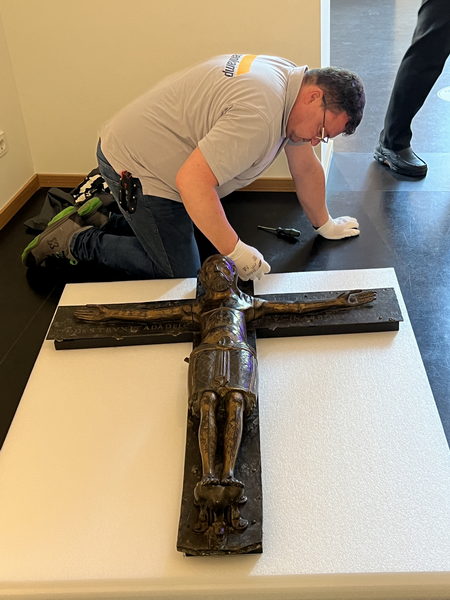 Das romanische Mindener Kreuz (1120), ein weltweit beachtetes Kunstwerk, ist das Hauptstück des Domschatzes Minden und wurde von Experten einer Kunstspedition für den Transport nach Münster vorbereitet. Foto: DVM
