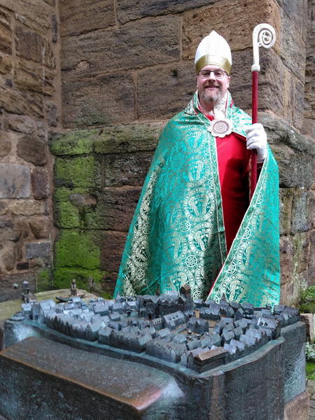 Historiendarsteller Thomas Diekriede schlüpft in die Rolle des Bischofs Konrad von Wardenberg aus dem 13. Jahrhundert. Foto: DVM/Hoecke